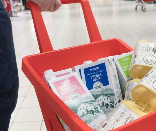 Eroski publica las declaraciones ambientales de su leche y huevos del País Vasco de marca propia